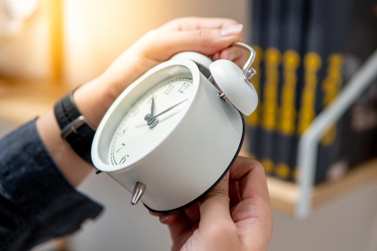 Setting the clock for daylight saving time